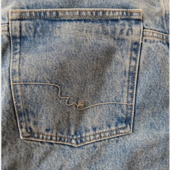 We The Free Women’s Size 31 Relaxed Straight Leg Light Wash Distressed Jeans - Picture 3 of 5